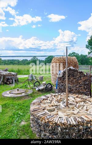 Brennholzhaufen auf dem Land Stockfoto