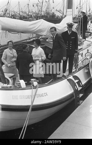 Muschel-Saison Open Prince Claus betritt die königliche Yacht De Groene Draeck Datum: 7. Juli 1967 Ort: Yerseke Schlüsselwörter: Häfen, Boote, Häfen, Vergnügen, Princes Personenname: Claus (Prinz Niederlande) Stockfoto