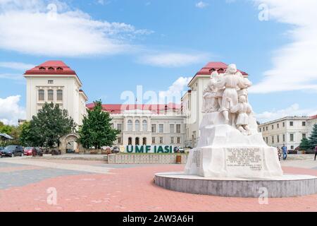 Iasi, Rumänien - 6. August 2019: Universität für Medizin und Pharmazie "Grigore T. Popa" und Unity Monument in Iasi, Rumänien. Universität für Medizin Stockfoto