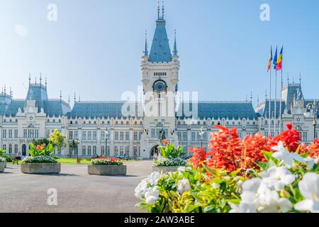 Iasi, Rumänien - 6. August 2019: Der Kulturpalast in Iasi, Rumänien. Vorderansicht vom Palastplatz des Kulturpalastes, dem Symbol des Stockfoto