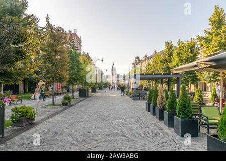 Iasi, Rumänien - 6. August 2019: Stephen The Great Boulevard in Iasi, Rumänien. Die schönste Straße in Iasi, die zum Kulturpalast in Iasi führt, Stockfoto