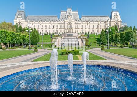 Der Kulturpalast in Iasi, Rumänien. Rückblick vom Palas-Garten des Kulturpalastes, dem Symbol der Stadt Iasi an einem sonnigen Sommertag. Stockfoto