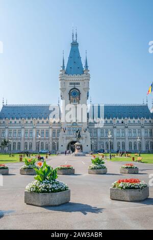 Iasi, Rumänien - 6. August 2019: Der Kulturpalast in Iasi, Rumänien. Vorderansicht vom Palastplatz des Kulturpalastes, dem Symbol des Stockfoto