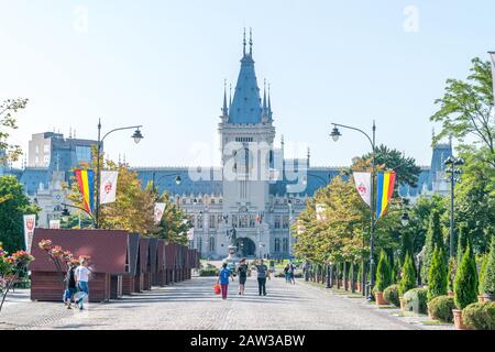 Iasi, Rumänien - 6. August 2019: Stephen The Great Boulevard in Iasi, Rumänien. Die schönste Straße in Iasi, die zum Kulturpalast in Iasi führt, Stockfoto