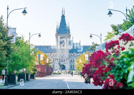 Iasi, Rumänien - 6. August 2019: Stephen The Great Boulevard in Iasi, Rumänien. Die schönste Straße in Iasi, die zum Kulturpalast in Iasi führt, Stockfoto