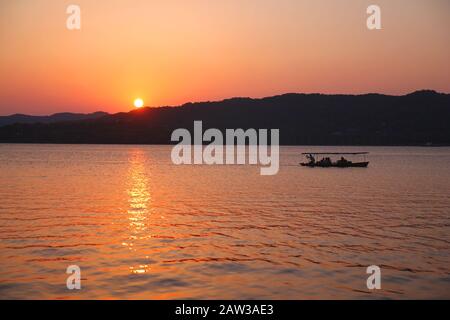 Sonnenuntergang am schönen Hangzhou See in China Stockfoto