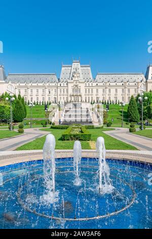 Der Kulturpalast in Iasi, Rumänien. Rückblick vom Palas-Garten des Kulturpalastes, dem Symbol der Stadt Iasi an einem sonnigen Sommertag. Stockfoto