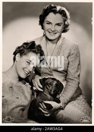 1953 , WESTDEUTSCHLAND : Die österreichische Schauspielerin ROMY SCHNEIDER (* Rosemarie Albach-Retty; † 1938 - 1982) mit ihrer Mutter MAGDA SCHNEIDER (* um 1909; † 1996 Stockfoto