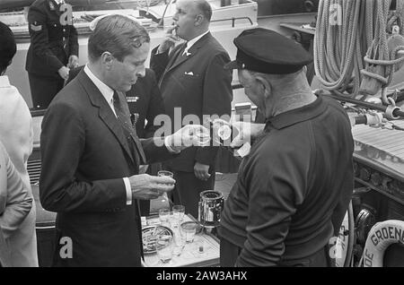 Muschel-Saison Open Prince Claus Trunken mit Skipper Koster Datum: 7. Juli 1967 Ort: Yerseke Schlüsselwörter: Alkoholische Getränke, Muscheln, Löcher, Fürsten, Kapitänsname: Claus (Prinz Niederlande) Koster, Stockfoto