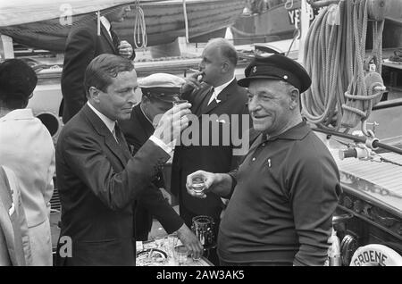 Muschel-Saison Open Prince Claus Trunken mit Skipper Koster Datum: 7. Juli 1967 Ort: Yerseke Schlüsselwörter: Alkoholische Getränke, Muscheln, Löcher, Fürsten, Kapitänsname: Claus (Prinz Niederlande) Koster, Stockfoto