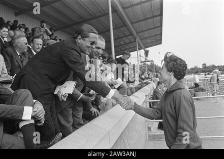 Niederländische Leichtathletik-Meisterschaften Groningen 1968 Prinz Claus gratuliert Hilda Hennipman Datum: 4. August 1968 Ort: Groningen (prov.), Groningen (City) Schlagwörter: Leichtathletik, Gruppenporträts, Königtum, Sportperson Name: Claus, Prinz, Hennipman, Hilda Stockfoto