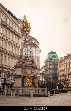 Die Pestsäule (deutsch: Pestsäule), oder Dreifaltigkeitssäule (deutsch: Dreifaltigkeitssäule,) ist eine Dreifaltigkeitssäule am Graben, einer Straße in t Stockfoto