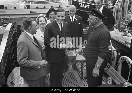 Muschel-Saison Open Prince Claus bekommt einen Eimer mit Muscheln und ein Getränk von Skipper Koster Datum: 7. Juli 1967 Ort: Yerseke Schlüsselwörter: Alkoholische Getränke, Muscheln, Löcher, Fürsten, Kapitänsperson Name: Claus (Prinz Niederlande) Koster, Stockfoto