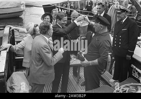 Muschel-Saison Open Prince Claus bekommt einen Eimer mit Muscheln und ein Getränk von Skipper Koster Datum: 7. Juli 1967 Ort: Yerseke Schlüsselwörter: Alkoholische Getränke, Geschenke, Muscheln, Löcher, Fürsten, Kapitänsperson Name: Claus (Prinz Niederlande) Koster, Stockfoto