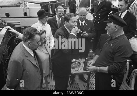 Muschel-Saison Open Prince Claus bekommt vom Skipper Koster (rechts) einen Eimer mit Muscheln Datum: 7. Juli 1967 Ort: Yerseke Schlüsselwörter: Muscheln, Löcher, Fürsten, Kapitäne Personenname: Claus (Fürst Niederlande), Koster, Stockfoto