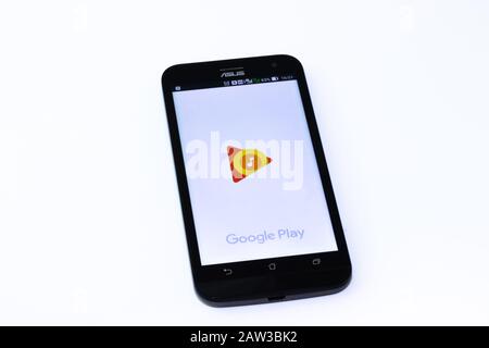 Kouvola, Finnland - 23. Januar 2020: Google Play App-Logo auf dem Bildschirm des Smartphones Asus Stockfoto