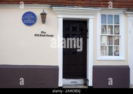 Blaue Plakette, die an die erste Bank von Hastings erinnert, Mai 1791 an der 90 High Street, zog die Bank im Jahr 1842 an den 9 Pelham Place und schloss im Jahr 1857, Hastings, Großbritannien Stockfoto