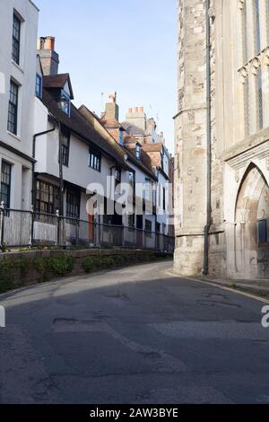 Mittelalterhäuser und St Clement's Church West Door, Croft Road, Hastings, East Sussex, Großbritannien Stockfoto