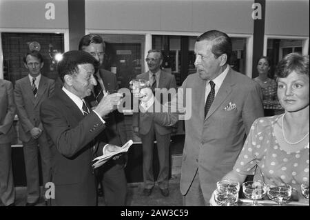 Prinz Claus eröffnet ein neues KLM-Frachtgebäude in Schiphol; Prinz Claus Toast mit Orlandini (l.) und Anderen Datum: 8. Juni 1982 Standort: Nordholland, Schiphol Schlüsselwörter: Eröffnungen Personenname: Claus (Fürst Niederlande) Orlandini, S. Stockfoto