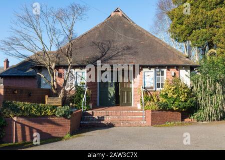Moorpool Hall auf dem Moorpool Estate, einem Gartenvorort in Harborne, Birmingham, und ist ein Schutzgebiet. Stockfoto