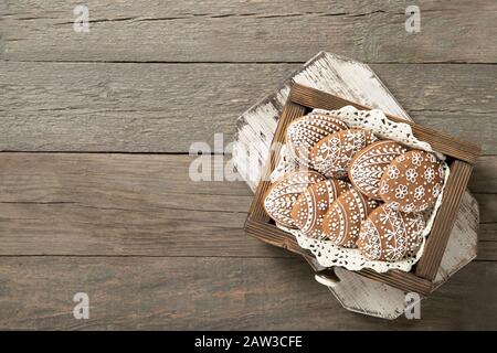 Osterkekse in einer Kiste auf altem Holzhintergrund. Platz für Text. Ostereier. Stockfoto