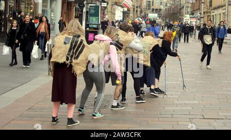 Glasgow, Schottland, Großbritannien, 6. Februar 2020: Großbritannien Wetter: Sonnige Meile, die das Einkaufszentrum der Buchanan Street ist, sah Straßentheater auf seiner Länge als "SURGE", eine Gruppe, die Straßenkunst, physisches Theater und Zirkus aufführt, genossen das gute Wetter. Copywrite Gerard Ferry/Alamy Live News Stockfoto