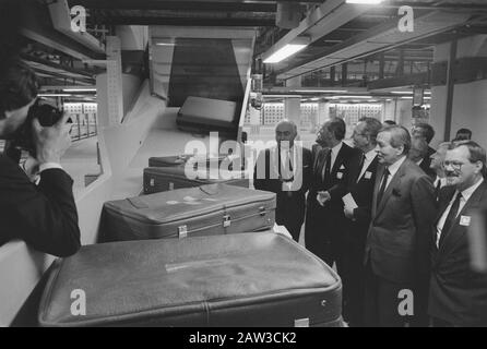 Prinz Claus eröffnet neuen Pier C Schiphol; Gepäckabteilung Datum: 14. Dezember 1987 Schlagwörter: Aperturen Personenname: Claus, Fürst Stockfoto