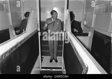 Prinz Claus eröffnet neues KLM-Frachtgebäude in Schiphol; Prinz Claus im Container Datum: 8. Juni 1982 Standort: Nordholland, Schiphol Schlüsselwörter: Container, Eröffnungen Personenname: Claus, Fürst Stockfoto