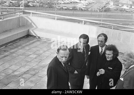 Prinz Claus eröffnet neues Hauptquartier Centraal Beheer in Apeldoorn Datum: 1. November 1972 Ort: Apeldoorn, Gelderland Schlüsselwörter: Hauptsitz, Löcher, Princes Personenname: Centraal Beheer, Claus, Prince Stockfoto