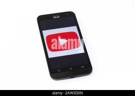 Kouvola, Finnland - 23. Januar 2020: YouTube App-Logo auf dem Bildschirm des Smartphones Asus Stockfoto