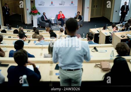 Pretoria, Südafrika. Februar 2020. Bundeskanzlerin Angela Merkel (M, CDU) spricht auf dem Zukünftigen Afrika-Campus mit Studenten der Universität Pretoria. Die Kanzlerin wird bis zum 07.02.2020 sowohl in Ländern wie auch in Südafrika reisen. Credit: Kay Nietfeld / dpa / Alamy Live News Stockfoto