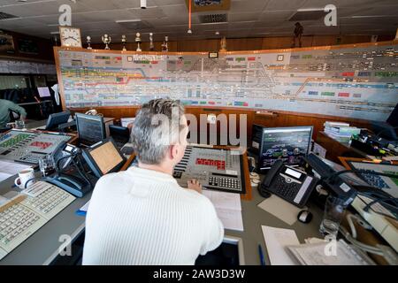 München, Deutschland. Februar 2020. Robert Simcic, Dispatcher, sitzt an seinem Arbeitsplatz in der Münchner Ostsignalbox am Ostbahnhof. Der für viele Probleme im Münchner Bahnverkehr zuständige Signalkasten der Deutschen Bahn am Ostbahnhof soll bis Mai 2023 ersetzt werden. Credit: Matthias Balk / dpa / Alamy Live News Stockfoto