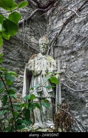 Wien, Österreich - 05. August 2019. Statue des heiligen Rupert vor der St. Ruprechtskirche - die älteste in Wien. Die im 8. Jahrhundert erbaute, mittelalterliche Heiligplastik Stockfoto