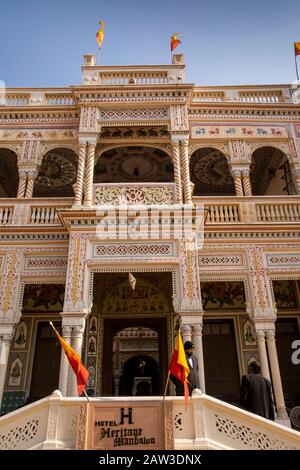 Indien, Rajasthan, Shekhawati, Mandawa, Hotel Heritage Mandawa, Fassade des restaurierten Haveli Stockfoto