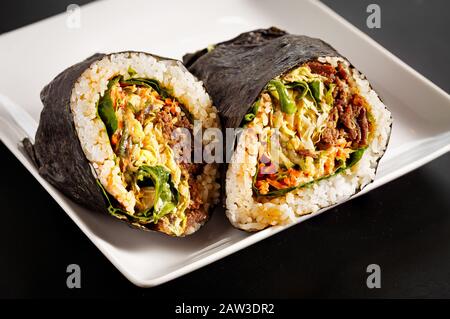 Koreanische Bulgogi-Rolle In Algen Verpackt Stockfoto