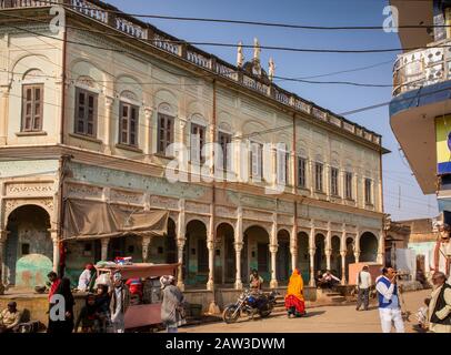 Indien, Rajasthan, Shekhawati, Mandawa, Sonthalia Gate, Laden mit eleganter, säulengehaltiger Fassade in einem großen historischen Gebäude