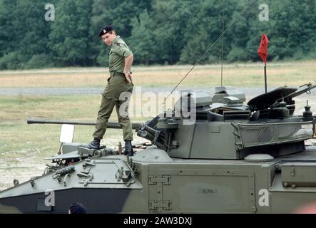 HRH Prinz Andrew fährt einen Panzer während eines Besuchs der britischen Armee, Deutschland Juli 1989 Stockfoto