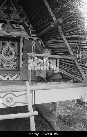 Prinz Maurits erhält an seinem vierten Geburtstag eine surinamesische Boslandkreolhut des niederländischen Handelsmarinebaufürsten Maurits Anmerkung: Es ist ein Stelzenmaroons oder Maroons Datum: 17. April 1972 Schlüsselwörter: Prinzen, Geburtstage Personenname: Maurice, Fürst Stockfoto