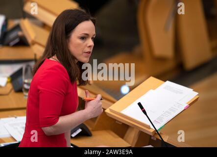 Staatsfinanzministerin Kate Forbes enthüllt die Ausgabenversprechen der schottischen Regierung für das nächste Geschäftsjahr in der Debattierkammer im schottischen Parlament in Edinburgh. Sie trat ein, nachdem Derek Mackay als Finanzsekretärin zurückgetreten war, nachdem Vorwürfe aufgetaucht waren, er habe Hunderte von Nachrichten an einen 16-jährigen Jungen gesendet. Stockfoto