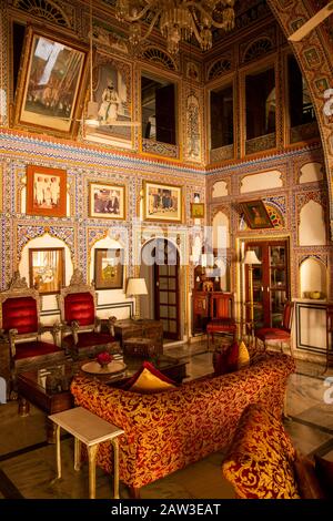 Indien, Rajasthan, Shekhawati, Mandawa, Castle Mandawa Hotel im alten Fort, Wohnzimmer Stockfoto