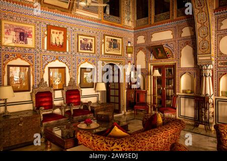 Indien, Rajasthan, Shekhawati, Mandawa, Castle Mandawa Hotel im alten Fort, Wohnzimmer Stockfoto