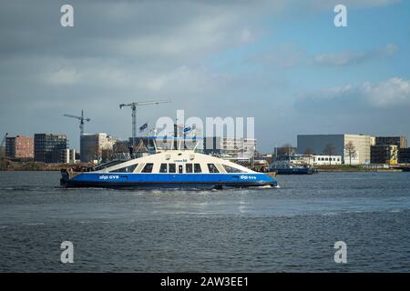 Fähren, die Passagiere zwischen Amsterdam und Amsterdam Noord (Norden) befördern. Stockfoto