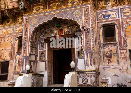 Indien, Rajasthan, Shekhawati, Mandawa, Radhika Haveli, dekorierte Tür Stockfoto