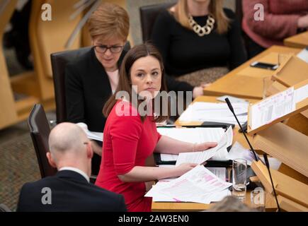 Staatsfinanzministerin Kate Forbes enthüllt die Ausgabenversprechen der schottischen Regierung für das nächste Geschäftsjahr in der Debattierkammer im schottischen Parlament in Edinburgh. Sie trat ein, nachdem Derek Mackay als Finanzsekretärin zurückgetreten war, nachdem Vorwürfe aufgetaucht waren, er habe Hunderte von Nachrichten an einen 16-jährigen Jungen gesendet. Stockfoto