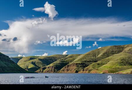 WSU Cougar rudernde Mannschaft bei niedrigeren Granite Lake in der Snake River Canyon, Ansicht von Wawawai Landung aka Wellenbrecher Dock, Washington, USA Stockfoto