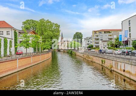 Bad Kreuznach, Deutschland - 17. Juni 2017: Innenstadt von Bad Kreuznach, Fluss Nehe davor Stockfoto