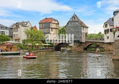 Innenstadt von Bad Kreuznach, Fluss Nehe mit alten, berühmten Gebäuden und Brücke Stockfoto