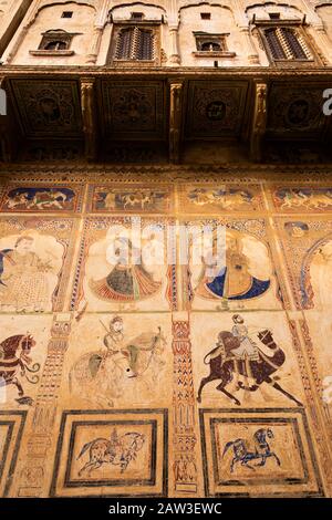 Indien, Rajasthan, Shekhawati, Mandawa, bemalte Wände und die angeführte obere Etage des dekorierten Haveli, das als historisches Hotel wiederhergestellt wird Stockfoto