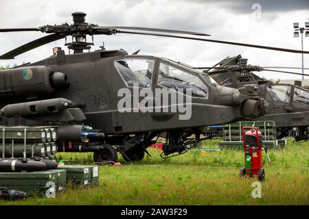 GILZE-RIJEN, NIEDERLANDE - Jun 20, 2014: AH-64 Apache greift Hubschrauber mit Raketen bei den Royal Netherlands Air Force Days an. Stockfoto