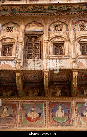 Indien, Rajasthan, Shekhawati, Mandawa, bemalte Wände und die angeführte obere Etage des dekorierten Haveli, das als historisches Hotel wiederhergestellt wird Stockfoto